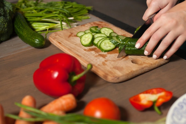 Ruky pripravujú jedlo